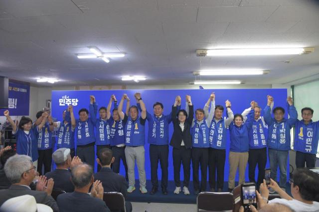 오중기 더불어민주당 경북도지사 후보가 17일 오후 3시 30분 박희정 포항시장 후보 선거사무소 개소식에 참석해 지지를 호소했다 사진오중기 후보 선거사무소