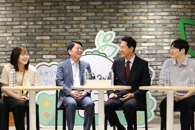 오세훈 국민의힘 서울시장 후보왼쪽 3번가 18일 오전 안철수 국민의힘 의원2번과 서울 문래동 청년취업사관학교 영등포캠퍼스에서 청년들과 간담회를 하고 있다 사진오 후보 선거사무소
