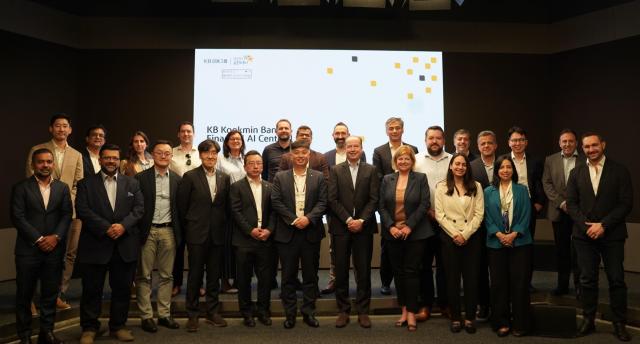 글로벌 금융기관과 AI 금융 혁신 경험을 공유하기 위해 지난 14일 KB금융지주 본사에서 열린 VISA Market Archetype 행사에서 참석자들이 기념 촬영을 하고 있다 사진KB국민카드