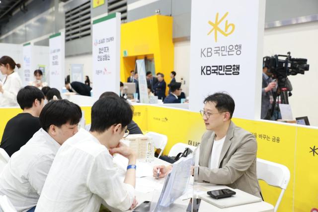 KB국민은행이 지난 17일 국무조정실과 청년재단이 공동 주최한 젊은 한국 청년취업·멘토링 콘서트에 참여했다 사진KB국민은행