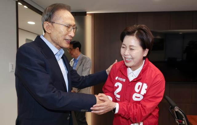 Yang Hyang-ja, the People Power Party candidate for Gyeonggi governor, meets with former President Lee Myung-bak at the Yeongpo Building in Seocho-gu, Seoul, on May 18.