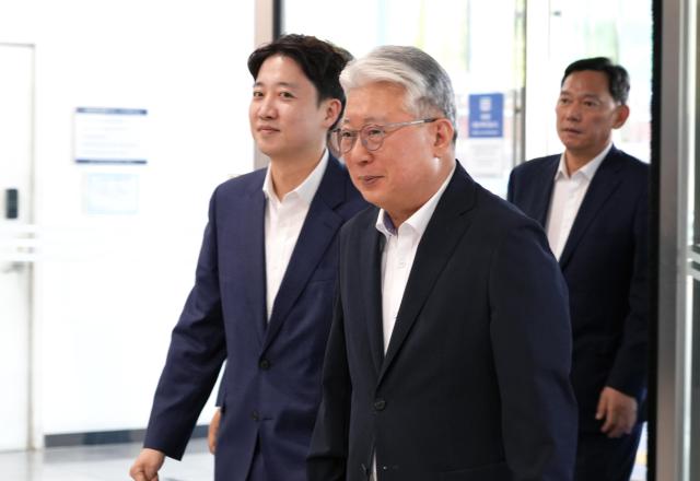 Jo Eung-cheon, the Reform Party candidate for Gyeonggi governor, enters the Samsung Electronics Hwaseong Campus with party leader Lee Jun-seok on May 18.