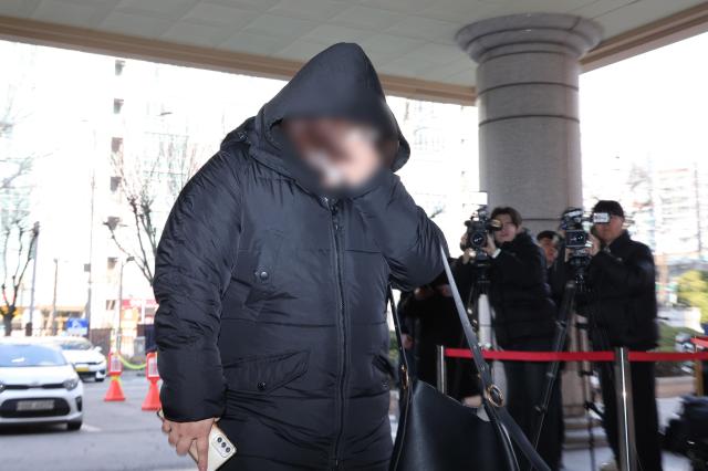 약에 취한 상태로 운전하다 구속된 포르쉐 운전자에게 약물을 건넨 혐의를 받는 전직 간호조무사가 10일 구속 전 피의자 심문영장실질심사을 위해 서울서부지법에 출석하고 있다 사진연합뉴스
