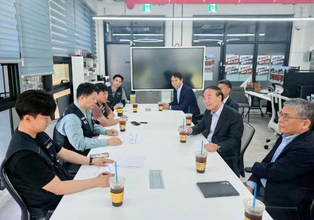 삼성전자 총파업 예고일이 사흘 앞으로 다가왔다 지난 15일 삼성전자 디바이스솔루션DS 부문 사장단과 노조 지도부가 평택사업장에서 만난 모습 사진연합뉴스