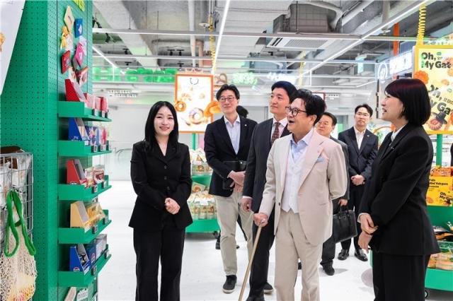 Lee Jae-hyun, chairman of CJ Group, visits CJ Olive Young Central Myeongdong Town.