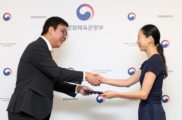 최휘영_장관_국립현대무용단_단장_임명장_수여식 사진문화체육관광부 