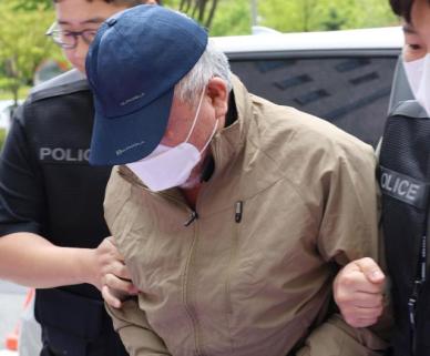 문 잠겨서 철수 청주 노래방 살인, 부실 대응 논란 속 60대 피의자 구속 송치