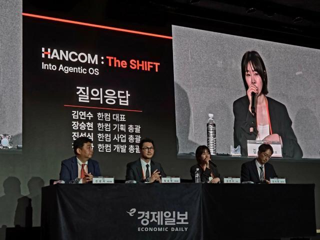 왼쪽부터 진성식 한컴 사업 총괄 장승현 한컴 기획 총괄 김연수 한컴 대표 장지환 한컴 개발 총괄이 QA를 진행하고 있다 사진류청빛 기자