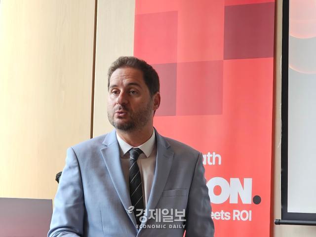 야니스 브루스타스 유아이패스 제품 마케팅 담당 부사장이 19일 포시즌스 호텔 서울에서 열린 국내 연례 행사 유아이패스 퓨전 서울 기자간담회에서 발표하고 있다사진선재관 기자