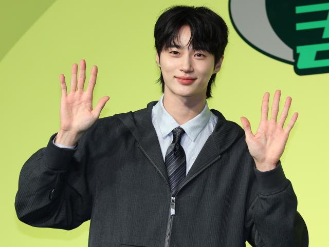 Byun Woo-seok waving