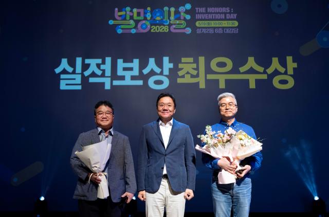 현대자동차·기아가 19일화 남양연구소경기도 화성시 남양읍 소재에서 미래 모빌리티를 선도할 우수 기술 아이디어를 발굴하고 임직원들의 창의적인 연구 개발 활동을 장려하기 위한 사내 특허 경연대회인 ‘2026 발명의 날’ 행사를 개최했다
사진1 양산적용 특허 부문 수상 왼쪽부터현대차·기아 열에너지시스템리서치랩 김재연 연구위원 전동화에너지솔루션담당 김창환 부사장 차량성능열화리서치랩 이태희 책임연구원