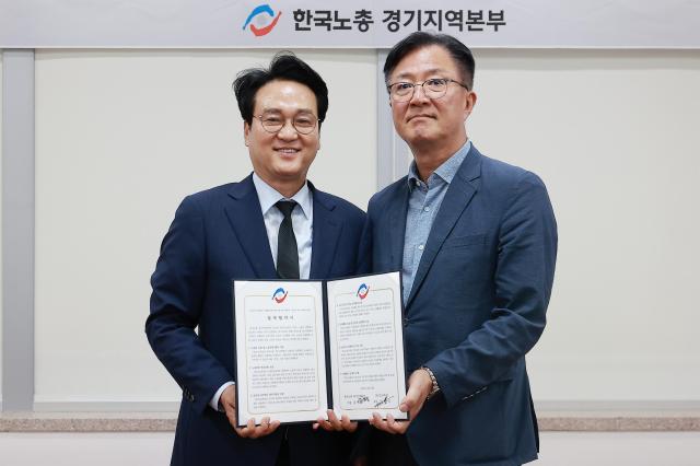 안민석 경기도교육감 민주진보 단일후보가 18일 한국노총 경기지역본부와 노동이 존중받는 교육현장 조성을 위한 정책협약을 체결했다 사진안민석 후보