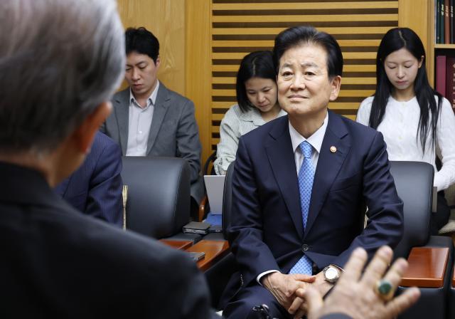 정동영 통일부 장관이 지난 12일 서울 광진구 천주교중앙협의회에서 이용훈 한국천주교주교회의 의장을 예방하고 있다사진연합뉴스 