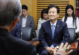 Bộ trưởng Chung Dong-young quyết định không tham dự trận đấu bóng đá nữ giữa Hàn Quốc và Triều Tiên