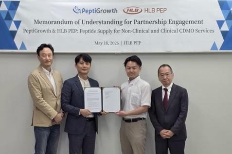 심경재 HLB펩 대표왼쪽 두 번째와 펩티그로스 관계자들이 기념촬영을 하고 있다사진HLB그룹