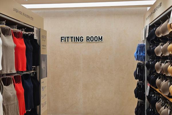 Exterior of a women-only fitting room near the women’s innerwear section at Uniqlo’s Myeongdong store. (Photo by Hong Seung-wan)