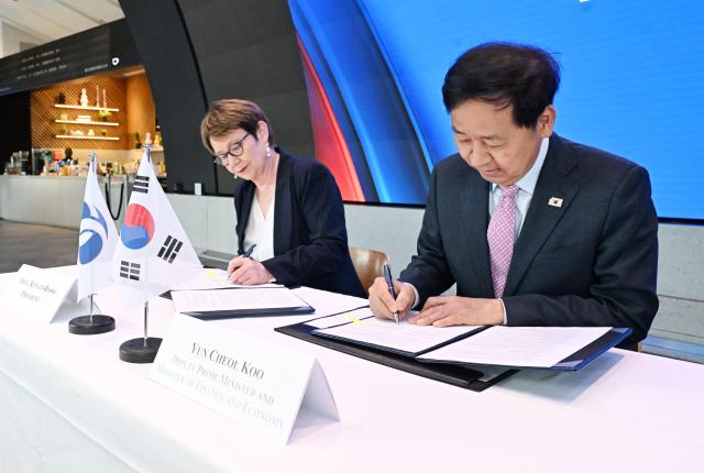 한국경제 투자설명회IR 참석차 영국 런던을 방문 중인 구윤철 부총리 겸 재정경제부 장관이 5월 18일현지시간 삼성 KX에서 오딜 르노-바소 유럽부흥은행EBRD 총재와 AI-Hub 상호협력의향서LOI에 서명하고 있다사진재정경제부