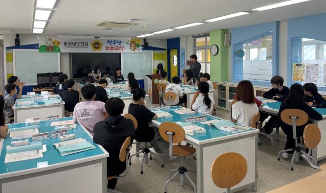 예산 금오초 ‘찾아가는 청소년 의회교실’ 장면사진충남도의회