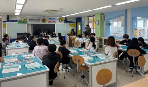등교시간 늦출까? 초등학생들 의회서 맞붙었다
