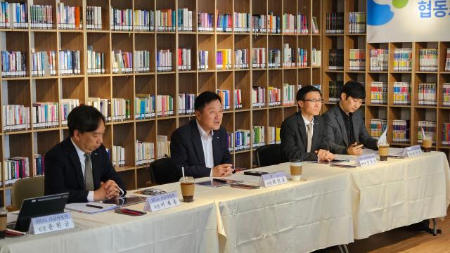 최인호 주택도시보증공사HUG 사장왼쪽에서 두번째이 지난 18일 협동조합형 공공지원민간임대주택 현장을 찾았다 사진주택도시보증공사