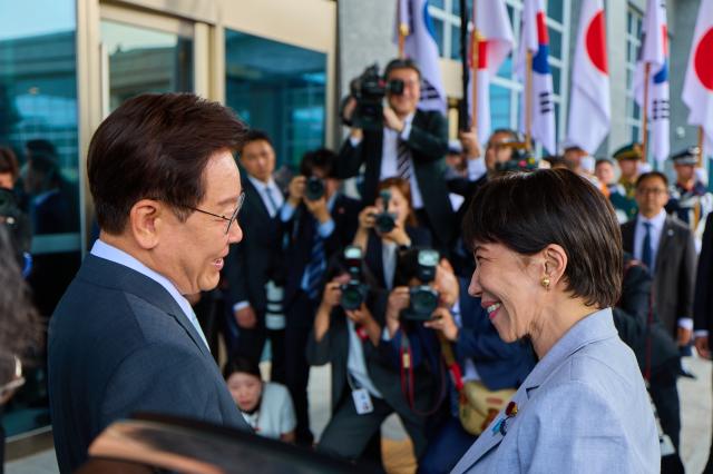이재명 대통령과 다카이치 사나에 일본 총리가 19일 정상회담장인 경북 안동 한 호텔에서 만나 인사를 나누고 있다 사진연하뷴스