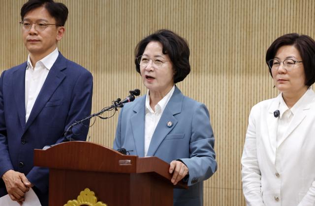 추미애 더불어민주당 경기도지사 후보가운데가 19일 경기 수원시 경기도의회에서 반도체 관련 공약을 발표하고 있다 사진연합뉴스