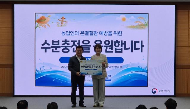 18일 경기 안성시농업기술센터에서 열린 농업인 온열질환 예방요원 발대식에서 이승돈 농촌진흥청장왼쪽과 이진숙 동아오츠카 마케팅전략실 전무오른쪽가 기념촬영을 하고 있다 사진동아오츠카