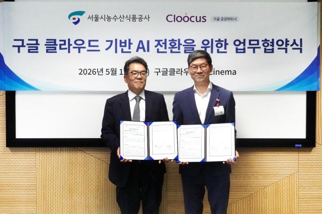 홍성완 클루커스 대표이사왼쪽와 박대우 서울시농수산식품공사 경영본부장오른쪽이 업무협약식에서 사진촬영하고 있다 사진클루커스