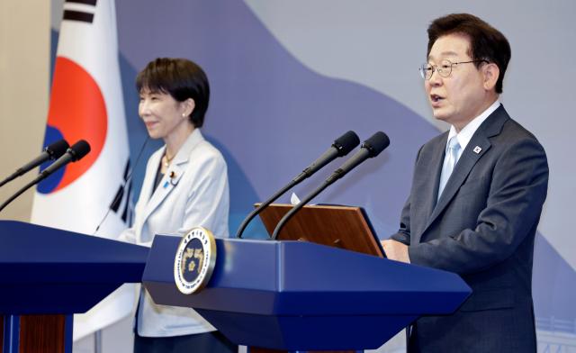 이재명 대통령이 19일 경북 안동 한 호텔에서 다카이치 사나에 일본 총리와 공동언론발표를 하고 있다 사진연합뉴스