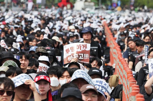 Union members hold a rally in front of Samsung Electronics’ Pyeongtaek Campus in Pyeongtaek Gyeonggi Province calling for greater transparency and the abolition of bonus caps on April 23 2026 Yonhap
