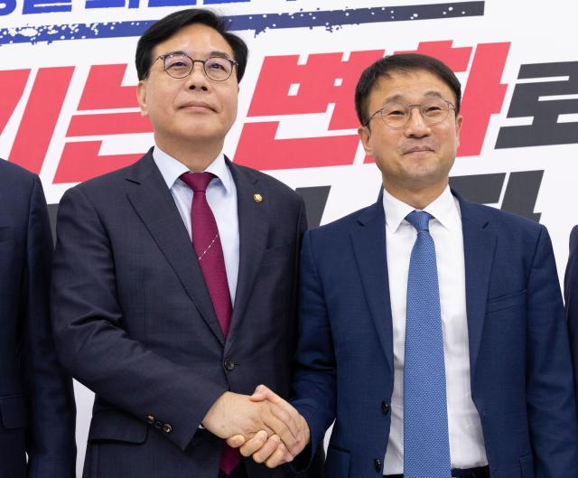 22대 국회 3기 더불어민주당 원내대표에 당선된 한병도 원내대표오른쪽가 지난 14일 국회에서 국민의힘 송언석 원내대표를 취임 인사차 방문해 악수하고 있다사진연합뉴스
