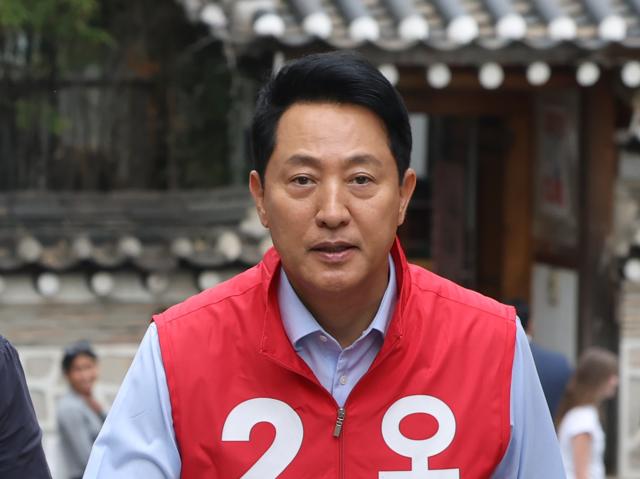 오세훈 국민의힘 서울시장 후보가 19일 오후 관광 공약 발표를 위해 서울 종로구 계동길 북촌을 방문하고 있다 사진연합뉴스