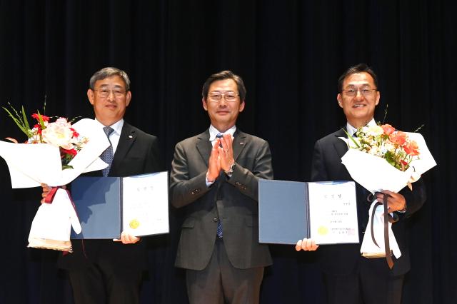 김종민 상임이사왼쪽와 장병용 상임이사오른쪽가 한전기술 김태균 사장가운데과 기념촬영을 하고 있다사진한국전력기술