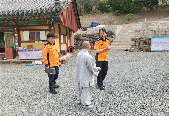 전남 장흥소방서가 부처님오신날을 앞두고 전통사찰 화재 예방과 문화재 보호를 위한 현장 안전점검에 나섰다사진장흥소방서