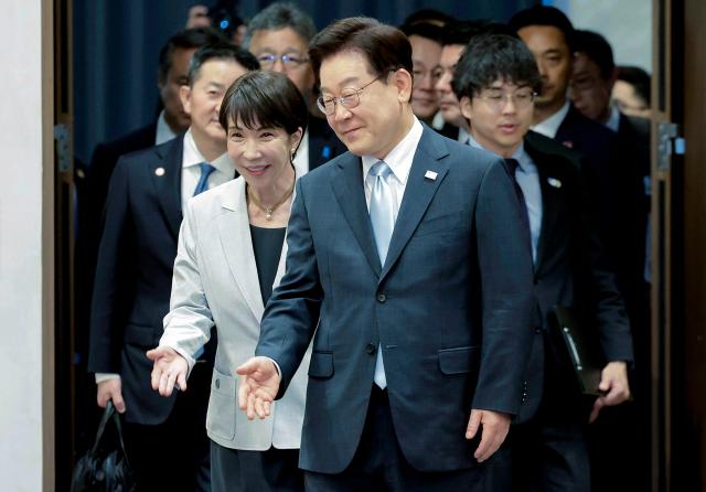  이재명 대통령과 다카이치 사나에 일본 총리가 19일 경북 안동 한 호텔에서 공동언론발표를 위해 기자회견장에 들어서고 있다 사진연합뉴스