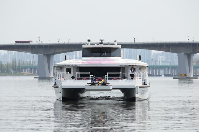 Hangang Bus sails off from Yeouido station to Jamsil Station. May 18, 2026. AJP Han Jun-gu