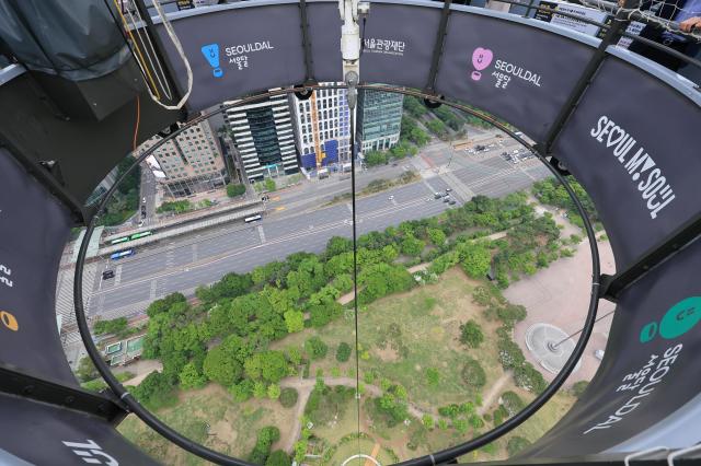 At nearby Yeouido Park a giant helium balloon called SEOULDAL welcomes visitors with sweeping 360-degree views of Seoul Its doughnut-shaped passenger deck also lets riders look straight down adding a touch of thrill to the sightseeing experience   May 19 2026 AJP Han Jun-gu
