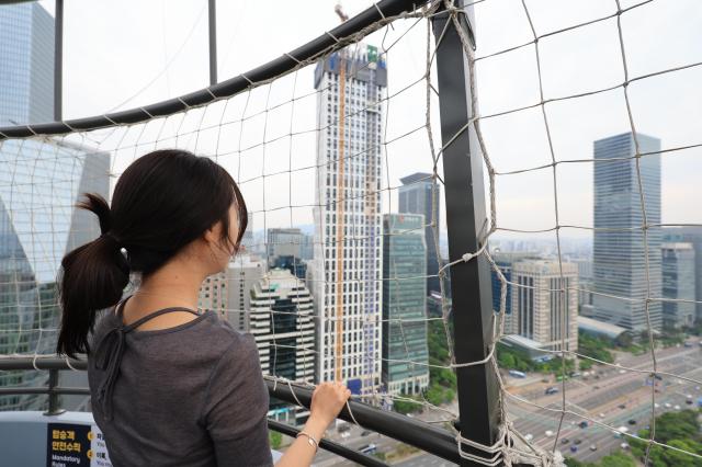 Passengers aboard SEOULDAL take in a miniature-like view of Seoul as the helium balloon rises up to 130 meters above the ground May 19 2026 AJP Han Jun-gu