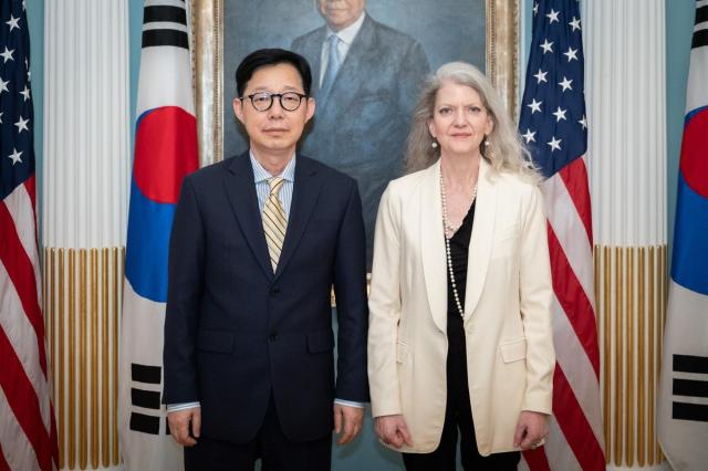 박윤주 외교부 1차관이 19일현지시간 워싱턴DC 국무부 청사에서 앨리슨 후커 미 국무부 정무차관과 기념 촬영을 하고 있다 사진연합뉴스
