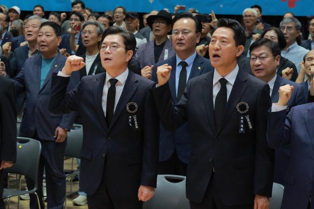 더불어민주당 정원오 서울시장 후보왼쪽와 국민의힘 오세훈 서울시장 후보가 18일 오전 서울 중구 서울시청 본관에서 열린 5·18민주화운동 제46주년 서울기념식에서 임을 위한 행진곡을 제창하고 있다 20260518사진유대길 기자 dbeorlf123ajunewscom