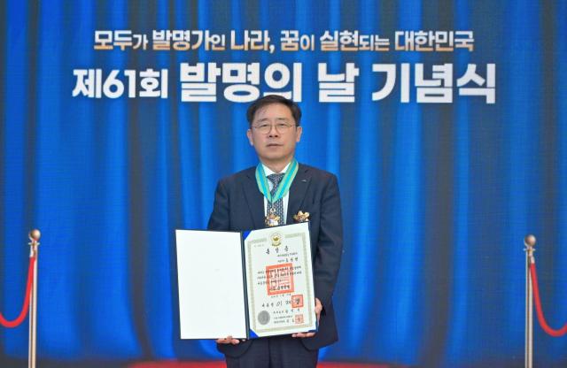 제61회 발명의 날 기념식에서 조성현 HL만도 부회장이 은탑산업훈장 을 수상한 뒤 기념 촬영을 하고 있다사진HL만도