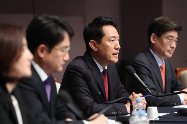 오세훈 국민의힘 서울시장 후보오른쪽 2번가 20일 서울 중구 프레스센터에서 열린 관훈토론회에서 발언하고 있다 사진연합뉴스