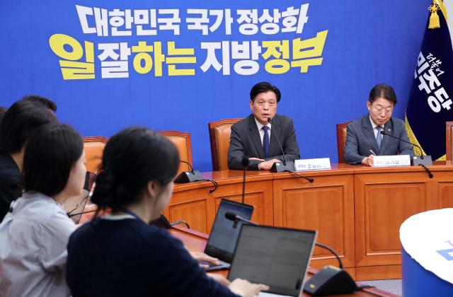 더불어민주당 총괄선대본부장인 조승래 사무총장이 20일 국회에서 공식 선거운동 시작을 앞두고 기자간담회를 열고 있다사진연합뉴스