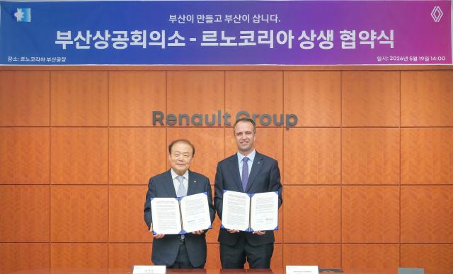 19일 르노코리아 부산공장에서 르노코리아와 부산상의가 부산지역 경제 활성화를 위한 판매 증대 캠페인 업무협약을 체결했다왼쪽부터 부산상의 양재생 회장 르노코리아 니콜라 파리 사장