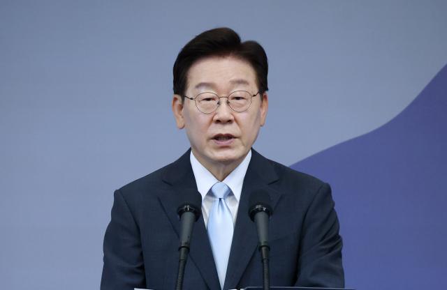 이재명 대통령이 19일 경북 안동 한 호텔에서 다카이치 사나에 일본 총리와 공동 언론발표를 하고 있다 사진연합뉴스
