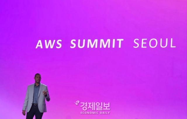 제이슨 베넷 AWS 글로벌 스타트업 부문 부사장이 발표를 진행하고 있다 사진류청빛 기자