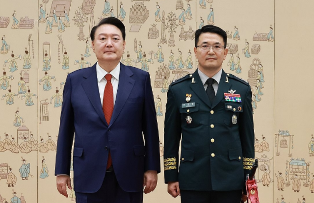 지난 2024년 5월 1일 윤석열 당시 대통령이 서울 용산 대통령실 청사에서 열린 중장 진급·보직 신고 및 삼정검 수치 수여식에서 정진팔 신임 육군 교육사령관의 삼정검에 수치를 달아준 뒤 기념촬영을 하고 있다 사진연합뉴스