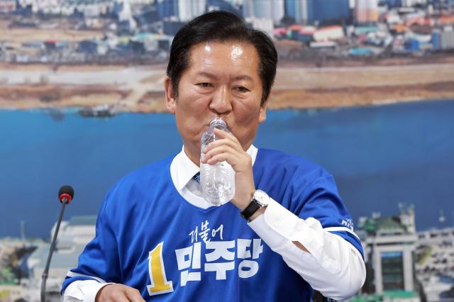 더불어민주당 총괄상임선거대책위원장인 정청래 대표가 20일 경기도 여주시 민주당 박시선 여주시장 후보 선거사무소에서 열린 현장 선거대책위원회의에 참석해 목을 축이고 있다 사진연합뉴스