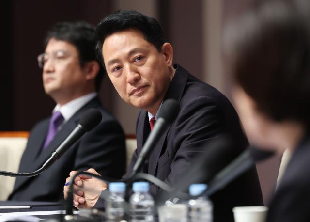 오세훈 국민의힘 서울시장 후보가 20일 서울 중구 프레스센터에서 열린 관훈토론회에서 질문을 듣고 있다 사진연합뉴스