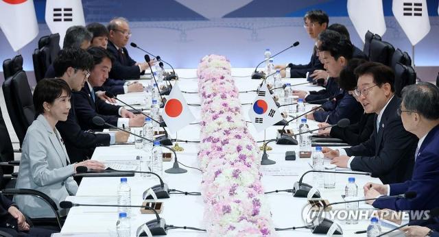  이재명 대통령과 다카이치 사나에 일본 총리가 19일 경북 안동 한 호텔에서 확대 정상회담을 하고 있다 사진연합뉴스